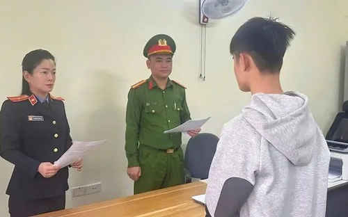 Rủ bạn lẻn vào nhà dân trộm xe máy, nam sinh lớp 12 bị khởi tố