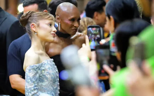 Sự cố gây hoảng loạn của Ariana Grande trên thảm đỏ phơi bày lỗ hổng an ninh đáng ngại