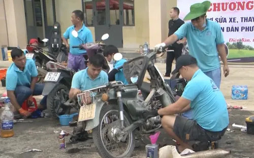Sửa xe máy miễn phí cho người dân vùng lũ lụt