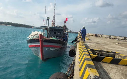 Hải quân kịp thời hỗ trợ ngư dân khắc phục sự cố trên biển