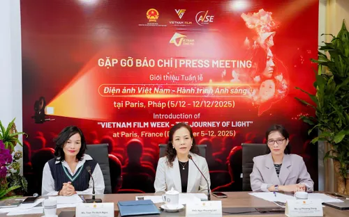 Mưa đỏ “xuất ngoại” tới Thủ đô ánh sáng Paris 