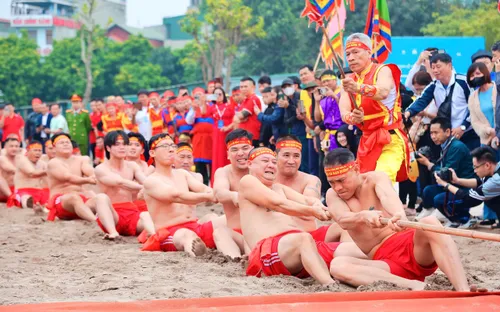 Vui nghiêng ngả xem trình diễn di sản kéo co