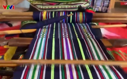 Thăm làng dệt thổ cẩm truyền thống của người K’Ho