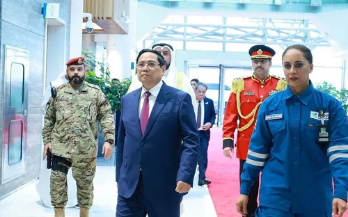 Thủ tướng thăm Tổ hợp lọc hóa dầu Al-zour của Kuwait và làm việc với KFAED