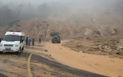 Sạt lở ở đèo Khánh Lê: Đã đưa được nạn nhân cuối cùng ra ngoài