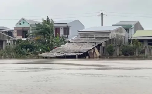 Thành phố Huế: Nhiều nhà dân vẫn ngập sâu