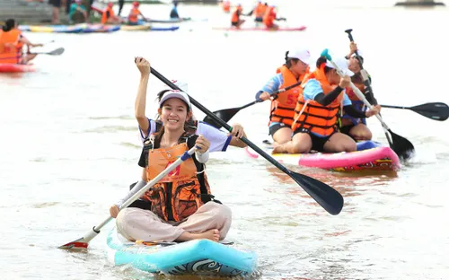 Năng lượng mới từ những mái chèo SUP trên sông Hậu