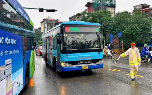 Hà Nội: Xử lý nhiều xe buýt đi sai luồng tuyến gây ùn ứ tại khu vực phía Bắc Cầu Chương Dương