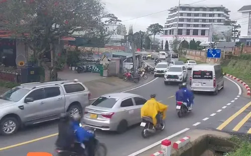 Lâm Đồng: Đèo Mimosa sạt lở, cấm xe tải trọng trên 15 tấn lưu thông qua đèo