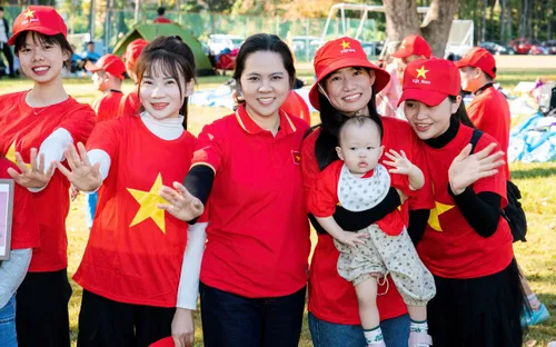 1000 người Việt tại Nhật Bản xếp hình cờ Tổ quốc trong Ngày hội Đại đoàn kết toàn dân tộc