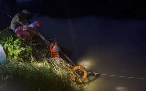 Giải cứu 31 người dân bị nước lũ cô lập bên bờ sông Ba (Gia Lai)