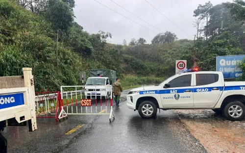 Tạm dừng lưu thông qua đèo Sông Pha do nhiều điểm sạt lở, nguy cơ mất an toàn giao thông