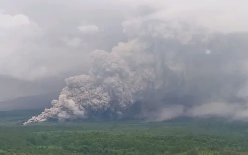Núi Semeru phun trào, phủ tro bụi nhiều ngôi làng