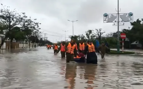 Tiếp tục khẩn trương ứng cứu dân vùng hạ du