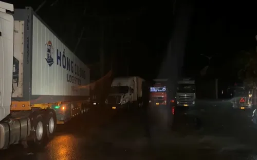 Gia Lai: Quốc lộ 1 ngập sâu, giao thông tê liệt