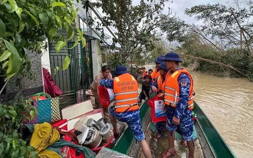 Cảnh sát biển hỗ trợ người dân vùng "rốn lũ" Tuy Phước