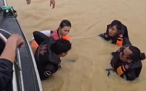 Khánh Hòa: Vào vùng ngập sâu tiếp tế lương thực cho bà con