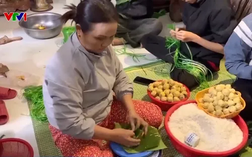 Người dân TP Huế gói bánh chưng, gom thực phẩm, chăn màn cứu trợ người dân vùng lũ