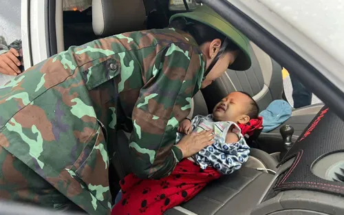 Tổ quân y cơ động - điểm tựa sức khỏe cho bà con vùng lũ