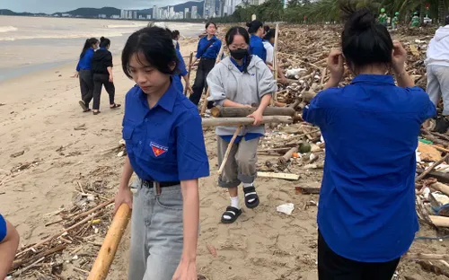 Khánh Hòa: Rác bủa vây sau lũ, hàng trăm sinh viên chung sức làm sạch bờ biển Nha Trang