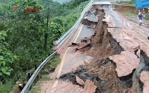 Khánh Vĩnh: Xuất hiện điểm sạt lở sâu 5m trên đèo Khánh Lê