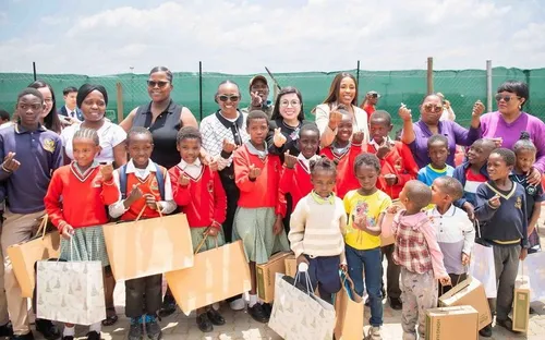 Phu nhân Thủ tướng thăm và tặng quà người dân khu Tsakane ở Nam Phi
