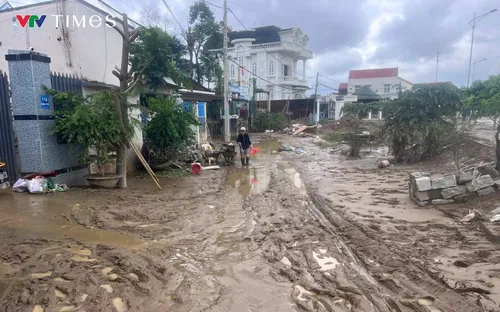 “Nước rút đến đâu khôi phục đến đó”, Khánh Hòa chạy đua dọn rác, xử lý bùn đất sau ngập lụt
