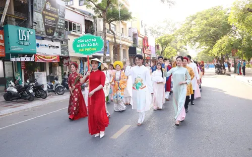 Gần 1000 người diễu hành tôn vinh áo dài Việt nhân ngày di sản