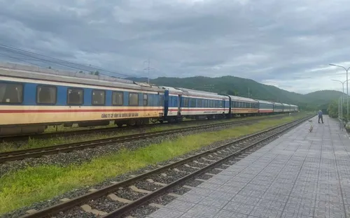 44 tàu khách ngừng chạy, 21.000 vé đã hoàn trả do mưa lũ ở Trung Bộ