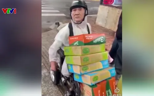 “Đồng bào ơi, cố lên…” – Những chuyến xe nghĩa tình hướng về vùng lũ