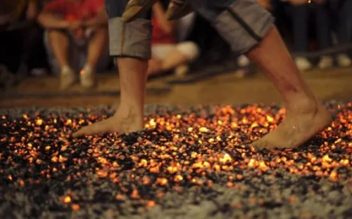 Khám phá tục lệ đi chân trần trên than hồng của người Hy Lạp