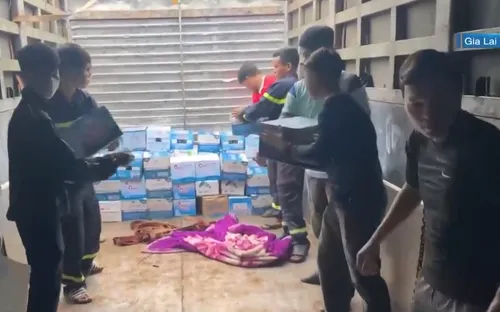 Lực lượng công an vượt đường xa giúp người dân vùng lũ khắc phục hậu quả