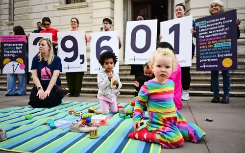 Nguyên nhân khiến 1/3 trẻ em Anh sống trong cảnh nghèo đói