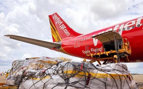 Hàng không đổi vé miễn phí cho khách bị ảnh hưởng mưa lũ