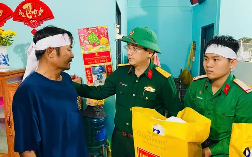 Quân khu 5 thăm, động viên gia đình chiến sĩ mất người thân do sạt lở ở Đắk Lắk