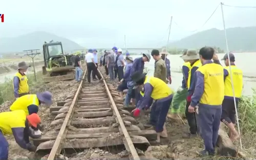 Hơn 1.000 nhân lực căng mình sửa chữa tuyến đường sắt Bắc - Nam sau lũ