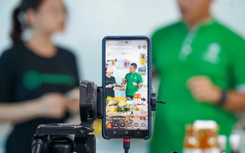 Chủ shop bán hàng online lao đao trước "phí chồng phí"