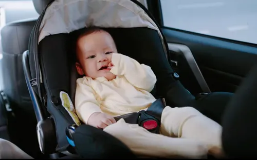 Hướng dẫn cụ thể về thiết bị an toàn cho trẻ em trên xe ô tô tại Việt Nam