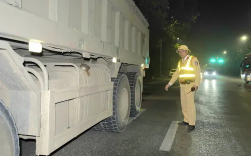 Hà Nội: Xuyên đêm kiểm soát hoạt động vận tải, gần 70 vi phạm bị xử lý