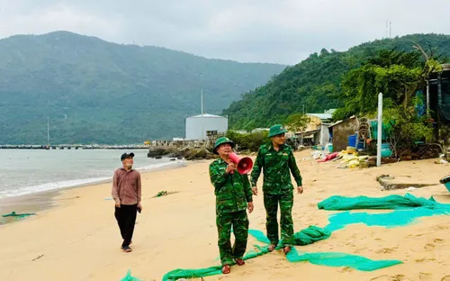 Đắk Lắk: Ngư dân khẩn trương đưa tàu thuyền vào nơi neo đậu an toàn, chấp hành nghiêm lệnh cấm biển