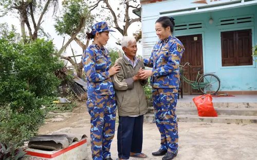 Vùng 4 Hải quân tiếp sức gia đình quân nhân sau thiên tai