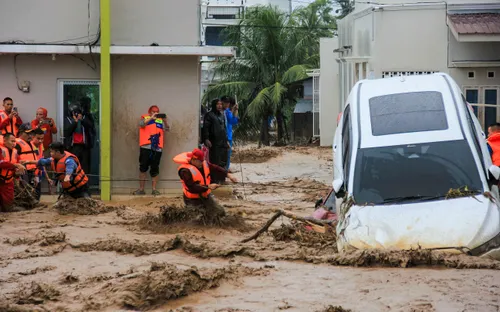 Lũ lụt, lở đất tàn phá Indonesia khiến 84 người thiệt mạng