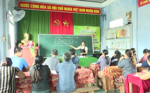 Lớp học xóa mù chữ cho người dân làng chài