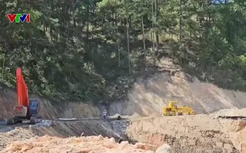 Sạt lở nghiêm trọng chia cắt nhiều tuyến đường ở Đắk Lắk