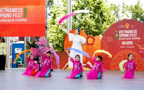 Xuân Quê hương 2025 tại Perth: Hơi thở Tết Việt giữa lòng Tây Úc và những tấm lòng hướng về miền Trung