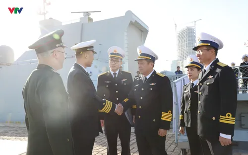 Tàu 015-Trần Hưng Đạo cập cảng Thanh Đảo (Trung Quốc), mở đầu chuyến thăm xã giao 3 nước