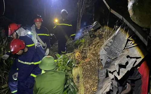 Xe tải mất lái lao xuống vực sâu 100m ở Lào Cai, tài xế tử vong