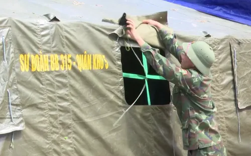 Làm lều dã chiến cho người dân chờ xây nhà mới