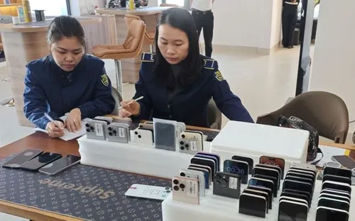 Tạm giữ hàng chục chiếc iPhone cũ nhập lậu
