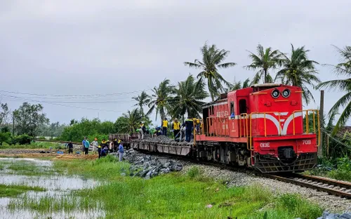 Hơn 100 đoàn tàu Bắc - Nam ngừng chạy do ảnh hưởng mưa lũ, thiệt hại gần 50 tỷ đồng